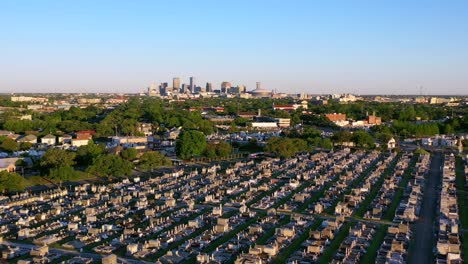 Vista-Aérea-De-Un-Gran-Cementerio-En-Nueva-Orleans-Con-La-Ciudad-Al-Fondo