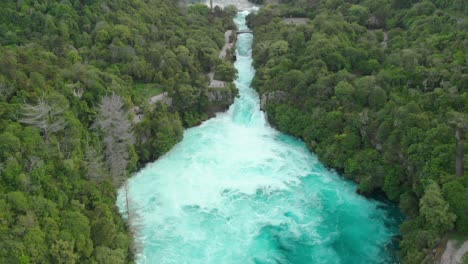 Slowmo---Luftdrohnenaufnahme-Der-Huka-Wasserfälle-Und-Des-Reißenden-Waikato-Flusses-In-Der-Nähe-Des-Taupo-Sees,-Neuseeland