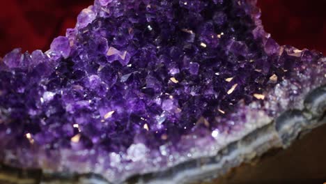 Macro-De-Cristal-De-Amatista-Púrpura-De-Cerca-1