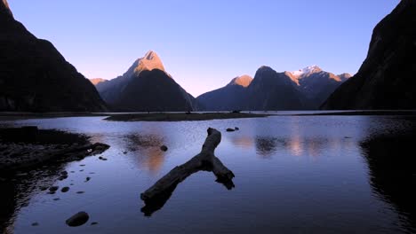Sonnenuntergang-Am-Milford-Sound-Im-Fiordland-Nationalpark,-Neuseeland