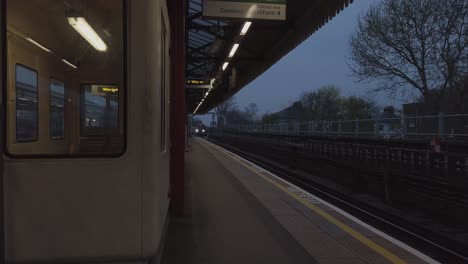 Der-Zug-Der-London-District-Line-Fährt-In-Den-Bahnhof-Ravenscourt-Park-Ein