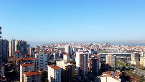 Puesta-De-Sol,-Hiperlapso,-Vista-Del-Bósforo-De-Estambul-Y-El-Paisaje-Urbano-De-Kadikoy-Y-Con-Barcos-Y-Autos-Pasando