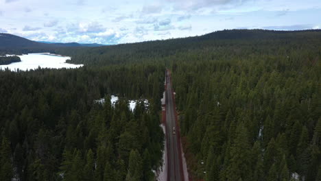 Winterszene-Von-Autos,-Die-Auf-Dem-Oregon-Mountain-Pass-Highway-Fahren