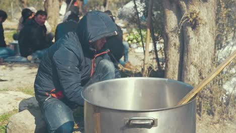 Refugiados-Afganos-Preparándose-Para-Cocinar-En-El-Olivar-Del-Campo-De-Refugiados-De-Moria-En-La-Isla-De-Lesbos