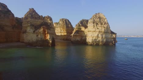 Los-Famosos-Acantilados-Y-Cuevas-Del-Faro-De-Ponta-Da-Piedade-En-Lagos,-Portugal