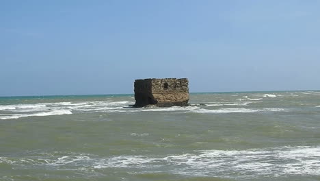 Juby,-La-Fortaleza-En-Ruinas,-Una-Marea,-Playa-De-Arena,-Ciudad-De-Tarfaya,-Marruecos