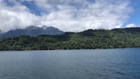 Hyperlapse-Der-Grünen-Insel-An-Bord-Einer-Fähre-Im-Süden-Chiles