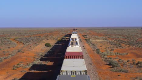 Güterzug-Auf-Der-Transkontinentalen-Eisenbahnlinie-In-Pimba,-Südaustralien