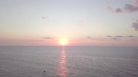 Wunderschöner-Sonnenaufgang-über-Dem-Ruhigen-Wasser-Des-Mittelmeers-In-Jaffa,-Israel