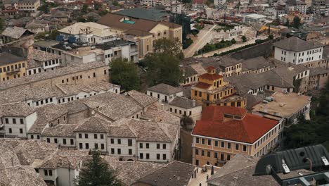 Ciudad-De-Gjirokaster-En-Albania,-Lugares-Cinematográficos---Sitio-Del-Patrimonio-Mundial-De-La-Unesco-En-4k