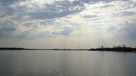 Ein-Sommersturm-Näherte-Sich-Brauen-Mit-Regen-Und-Wind-Im-Südlichen-Zambia,-Von-Einem-Kleinen-Boot-Auf-Dem-Zambezi-Entlang-Der-Namibischen-Grenzseite-Des-Flusses-Aus-Gesehen