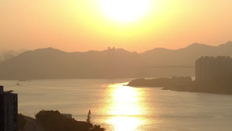 Blick-Auf-Den-Sonnenaufgang-Im-Geschäftigen-Hafen-Von-Hongkong