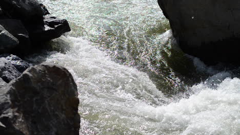 Weißes-Flusswasser,-Das-Den-Felsigen-Bach-Hinunterrauscht