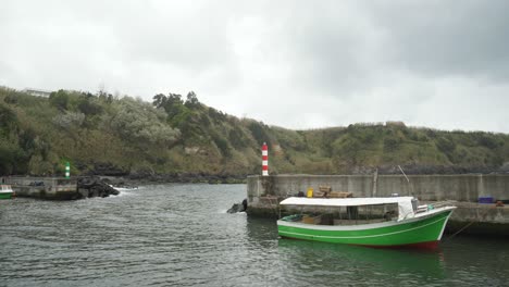 Barco-Verde-En-El-Agua---Puerto-De-Porto-Formoso,-Azores