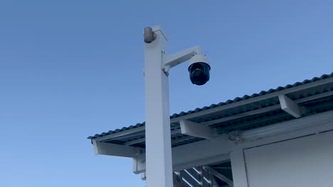 Eine-CCTV-Kamera-Am-Woody-Point-Jetty-Behält-Die-Dinge-An-Einem-Kalten,-Sonnigen-Morgen-Im-Auge