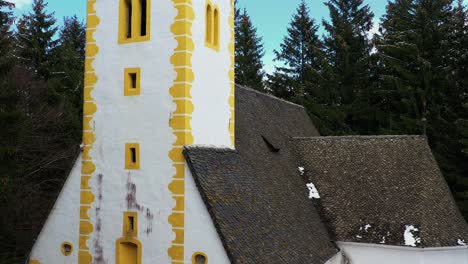 Außenansicht-Einer-Mittelalterlichen-Kirche-In-Einem-Wald,-Kran,-Gibshot