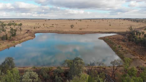 Übersicht-Drohnenaufnahme-Eines-Stausees-Im-Outback-In-Australien