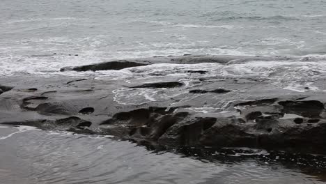 Meereswellen-Schlagen-Auf-Raue-Art-Und-Weise-über-Die-Felsen-Am-Meer