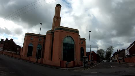 Zeitraffer,-Zeitrafferansicht-Der-Gilani-Noor-Moschee-In-Longton,-Stoke-On-Trent,-Staffordshire,-Die-Neue-Moschee,-Die-Für-Die-Wachsende-Muslimische-Gemeinschaft-Gebaut-Wird,-Um-Anzubeten-Und-Sich-Zu-Versammeln