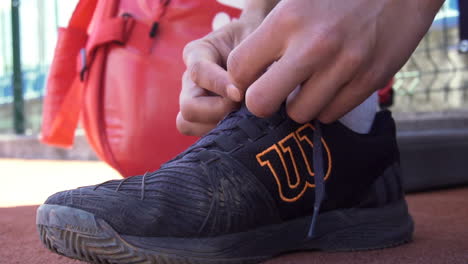 Tennisspieler-Bereiten-Sich-Mit-Wilson-Schuhen-Und-Nike-Socken-Vor