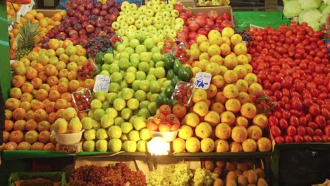 Frisches-Obst-Auf-Einem-Marktstand-Im-Tadschrisch-Basar-In-Teheran,-Iran