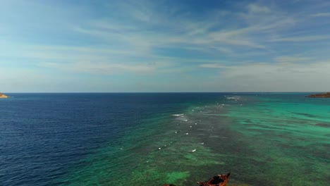 Epische,-Aufschlussreiche-Aufnahme-Eines-Flachen-Riffs,-Das-Einen-Schiffbruch-In-Der-Karibik-Verursachte