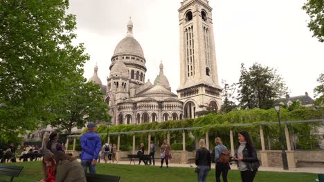 Tourists-walking-and-photographing-the-Sacré-Cœur-Basilica-in-Paris,-France