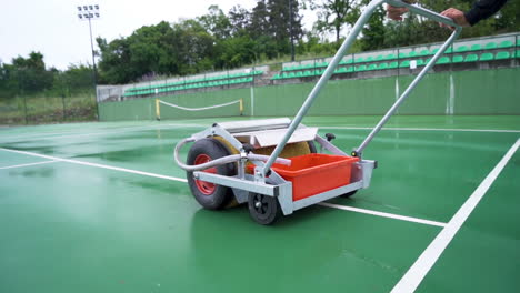 Tennisplatz-Trocknungsausrüstung-Im-Einsatz-Auf-Hartplatz
