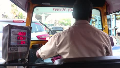 Zeitraffer-Eines-Indischen-Mannes,-Der-Im-Dichten-Verkehr-Eine-Autorikscha-Fährt