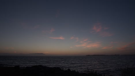 Zeitraffer-Des-Sonnenuntergangs-In-Der-Bucht-Von-San-Francisco-Mit-Wolken-Und-Wasser-Vom-Jachthafen-Von-Berkeley