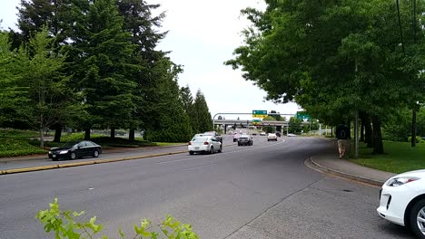 Zeitraffer-Des-Nachmittagsverkehrs-In-Vancouver,-WA,-Während-Autos-Und-Lastwagen-Auf-Der-Stark-Befahrenen-Straße-Fahren