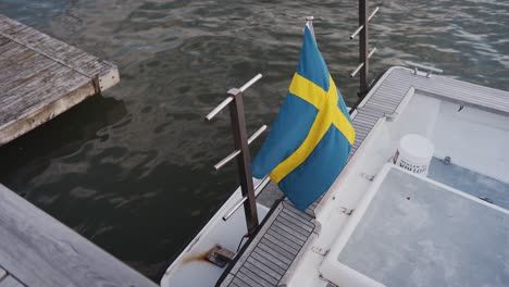 Zeigt-Das-Heck-Eines-Bootes,-Das-Im-Hafen-Von-Göteborg,-Schweden,-Angedockt-Ist