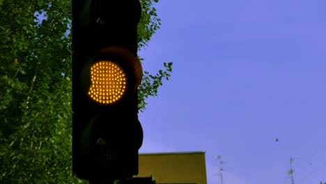Un-Semáforo-Verde-Que-Se-Vuelve-Rojo-A-Través-De-La-Luz-Naranja