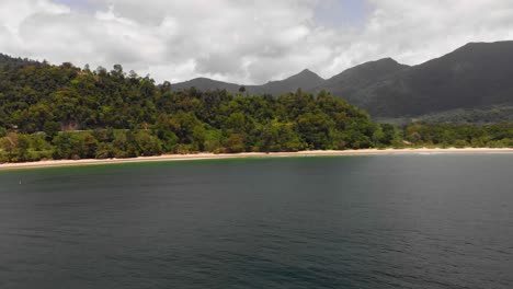 Relajantes-Vistas-Caribeñas-De-Esta-Increíble-Toma-Aérea-De-Una-De-Las-Playas-Más-Famosas-De-Las-Indias-Occidentales