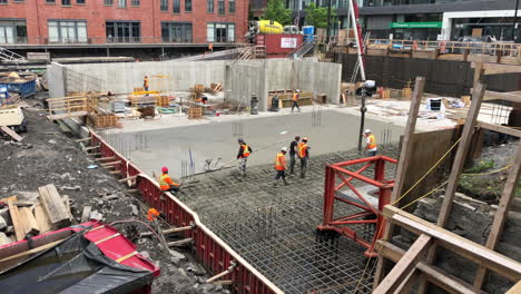 Trabajadores-De-La-Construcción-Vertiendo-Hormigón-Para-Un-Nuevo-Edificio-De-Oficinas-En-El-Centro