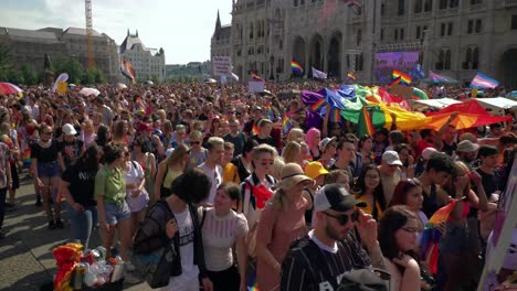 Bunte-Menschen-Marschieren-Im-Budapest-Pride