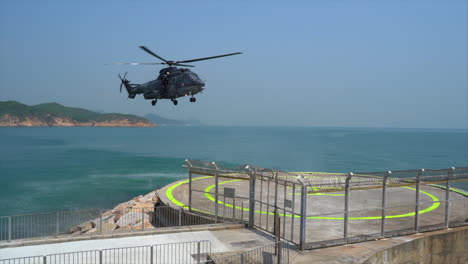 Helicóptero-Del-Servicio-De-Vuelo-Del-Gobierno-De-Hong-Kong-Acercándose-Y-Aterrizando-En-El-Helipuerto-De-La-Isla-De-Cheung-Chau