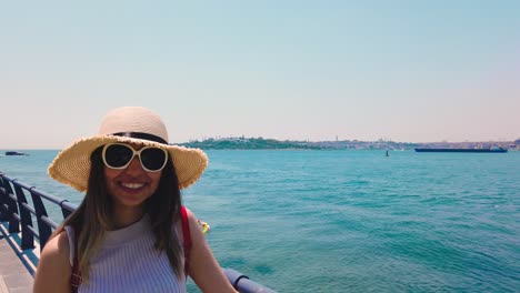 Zeitlupe:-Schönes-Mädchen-Zeigt-Bosporus-Und-Jungfrauenturm,-Ein-Beliebtes-Reiseziel-In-Istanbul,-Türkei