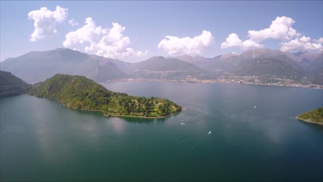 Imágenes-Aéreas-De-Drones-Sobre-El-Hermoso-Lago-De-Como,-Italia