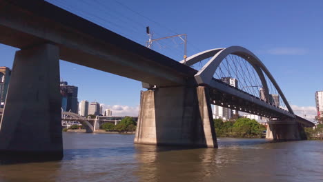 Low-Angle-Aufnahme-Der-Brisbane-Merivale-Rail-Bridge