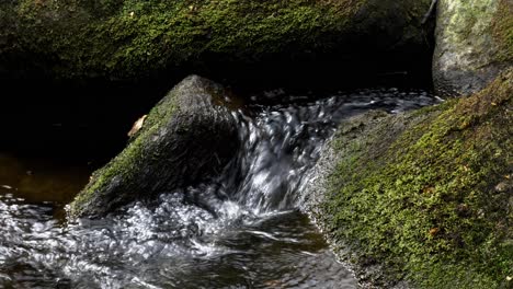 Parallaxenschieber-Ansicht-Des-Wassers,-Das-über-Felsen-In-Der-Padley-Schlucht-Im-Peak-District-Nationalpark-Fließt