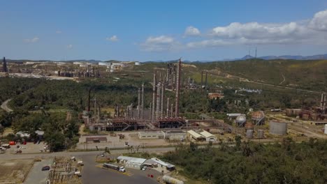 Geschlossene-Raffinerie-Entlang-Der-Autobahn-In-Puerto-Rico-In-Der-Nähe-Von-Ponce