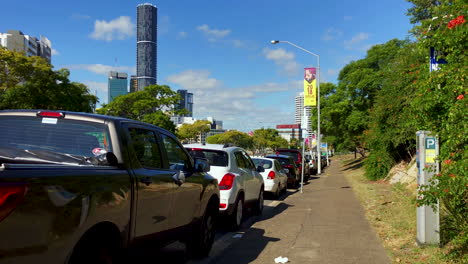 Autos-Parkten-In-Der-Nähe-Einer-Parkuhr-Mit-Gebäuden-Der-Stadt-Brisbane-Im-Hintergrund,-Queensland,-Australien