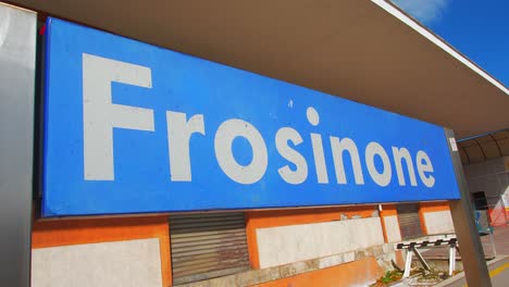 Estación-De-Tren-En-Frosinone,-Italia,-Primer-Plano
