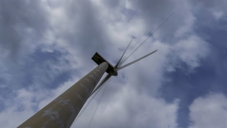 Zeitraffer-Einer-Einzelnen-Windparkturbine-Mit-Sich-Bewegenden-Wolken-Darüber-In-Den-Arigna-Bergen-In-Irland