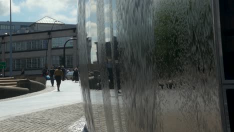 Wasserbrunnen-Architektur,-Nahaufnahme-Von-Außerhalb-Des-Bahnhofs-Sheffield-4k-25p