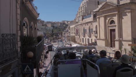 Atravesando-El-Camino-De-St,-George-En-Malta-Alrededor-De-Marzo-De-2019