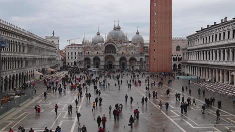 slow-motion-of-crowds-of-tourists-at-St-Mark's-square-in-Venice-