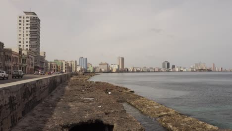 Famoso-Malecón-En-La-Habana-Con-Hermosa-Vista-Al-Mar-Durante-El-Día-Soleado-En-Cuba