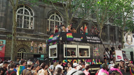 El-Autobús-Sncf-Pasando-Por-La-Manifestación-Del-Orgullo-Gay-Con-Gente-Divirtiéndose-Y-Bailando-Encima